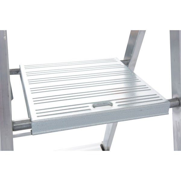 Detailansicht der Trittfläche einer Aluminium-Trittleiter