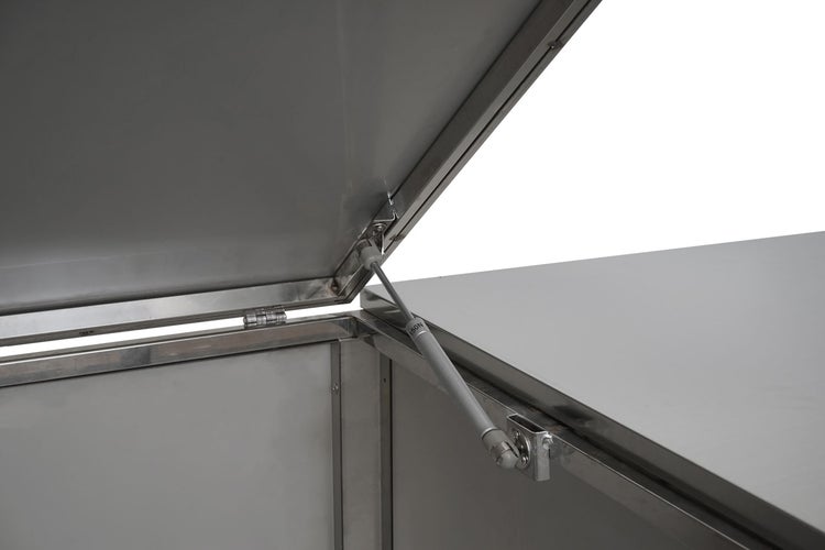 Geöffnete Aufbewahrungsbox aus Metall mit Gasdruckfeder
