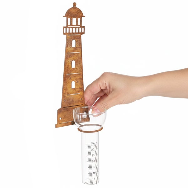 Regenmesser aus Metall im Leuchtturm-Design mit Edelrost-Patina und einem Messglas mit Skala bis 35 Millimeter.