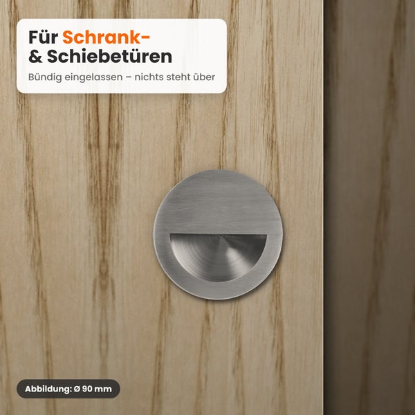 Runder, flach eingelassener Möbelgriff für Schranktüren und Schiebetüren mit 90 Millimeter Durchmesser, montiert in einer Holzoberfläche.
