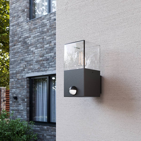 Lucande Wandleuchte außen Keke mit Bewegungsmelder (spritzwassergeschützt (Modern) in Schwarz aus Aluminium (1 flammig, E27) - Wandlampe für Außenwand/Hauswand Haus Terrasse und Balkon