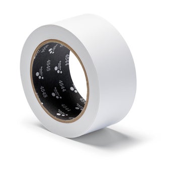 Eine Rolle weißes Gewebeband oder Klebeband von Schuller Ehklar mit einem schwarzen Kern