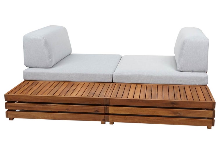 Garten-Lounge-Sofa aus Akazienholz mit grauen Sitz- und Rückenkissen.