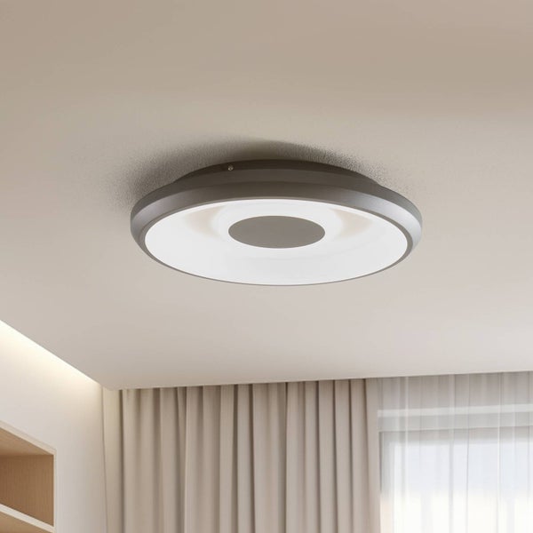 Runde LED-Deckenleuchte in Schwarz und Weiß, montiert an der Decke eines Wohnraums.