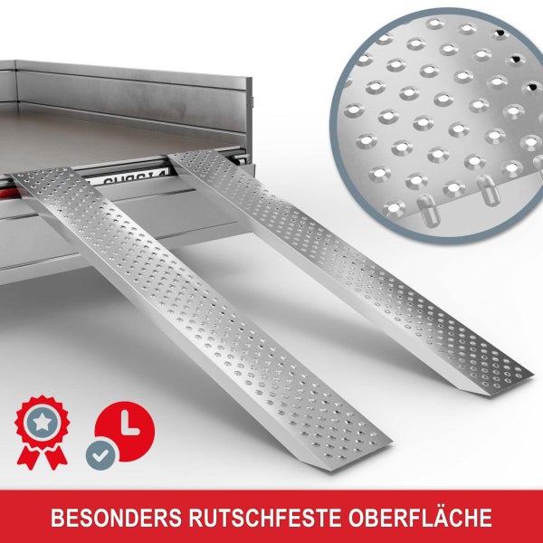 Zwei metallene Auffahrrampen für Anhänger mit einer besonders rutschfesten, gelochten Oberfläche inklusive Detailansicht.