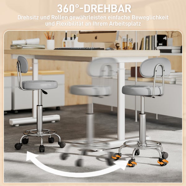 Drehstuhl mit Rollen vor einem Schreibtisch im Arbeitszimmer