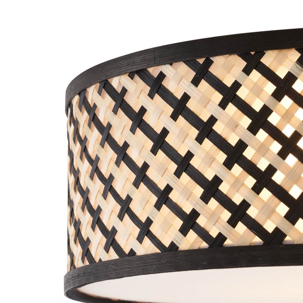 Detailansicht einer geflochtenen Leuchte aus Bambus und Holz