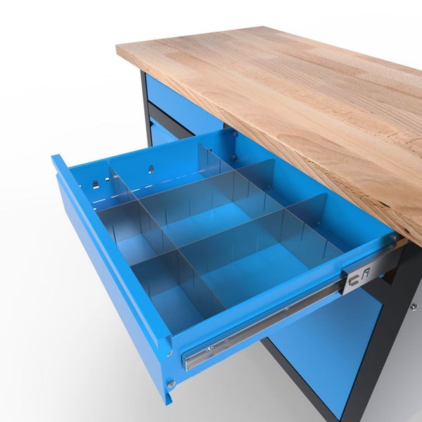 Offene blaue Schublade einer Werkbank mit Facheinteilungen aus Metall und einer Arbeitsplatte aus Holz.