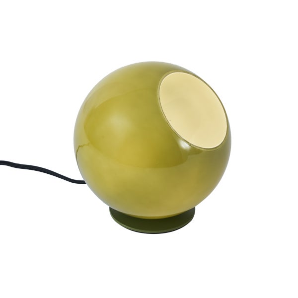 Kugelförmige Tischleuchte in Olivgrün mit glänzender Oberfläche, rundem Standfuß und schwarzem Kabel.