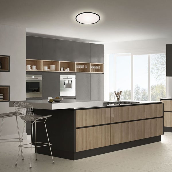 Moderne Küche mit Deckenleuchte