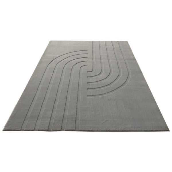 Rechteckiger Teppich in modernem Design mit eingearbeitetem wellenförmigem Linienmuster.