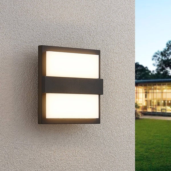 Moderne quadratische Außenwandleuchte in Anthrazit mit zwei Lichtflächen an einer Hausfassade.