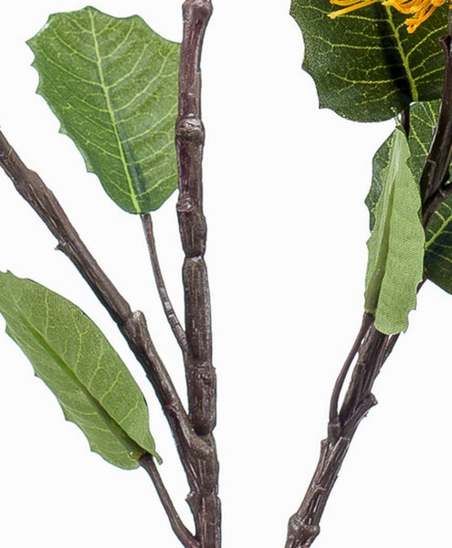 Nahaufnahme eines künstlichen Pflanzenzweigs mit strukturierten Stielen und gezahnten Blättern.