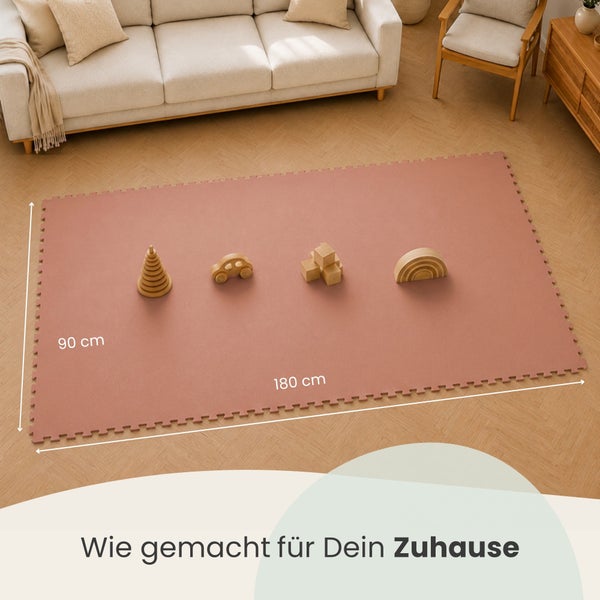 Spielmatte aus Schaumstoff in Puzzleform mit Maßen von 90 mal 180 Zentimetern im Wohnzimmer mit Holzspielzeug dekoriert.