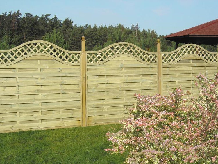 Holzzaun mit dekorativem Gittermuster für den Garten