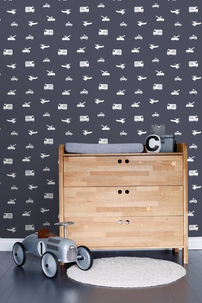 Kinderzimmer mit Kommode, Spielzeugauto und Tapete mit Fahrzeugmuster
