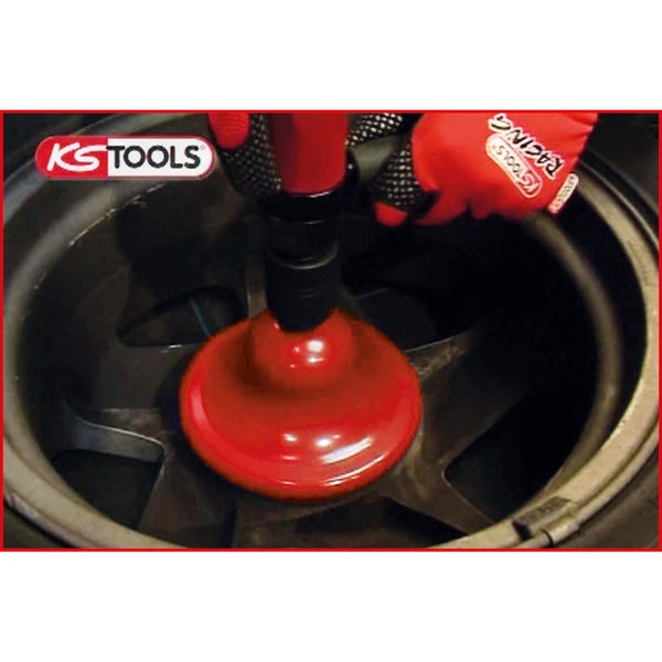KS Tools Logo. Anwendung eines Reinigungs-Werkzeugs an einer Felge.