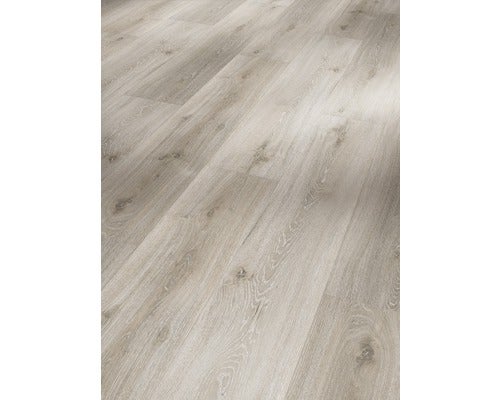 Helle Laminatbodenfläche mit Holzoptik.