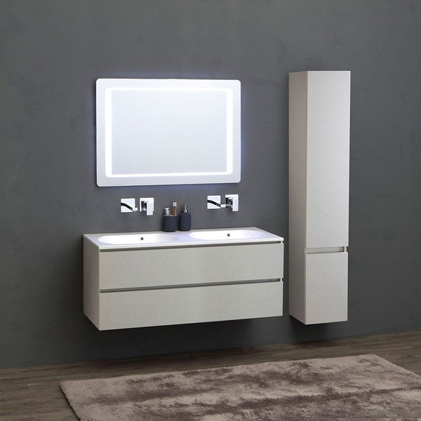 Badezimmer mit Doppelwaschtisch, Spiegelschrank mit Beleuchtung und Hochschrank