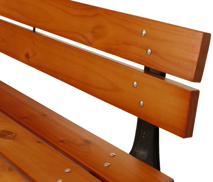 Detailaufnahme einer Holzbank mit Metallbeschlägen