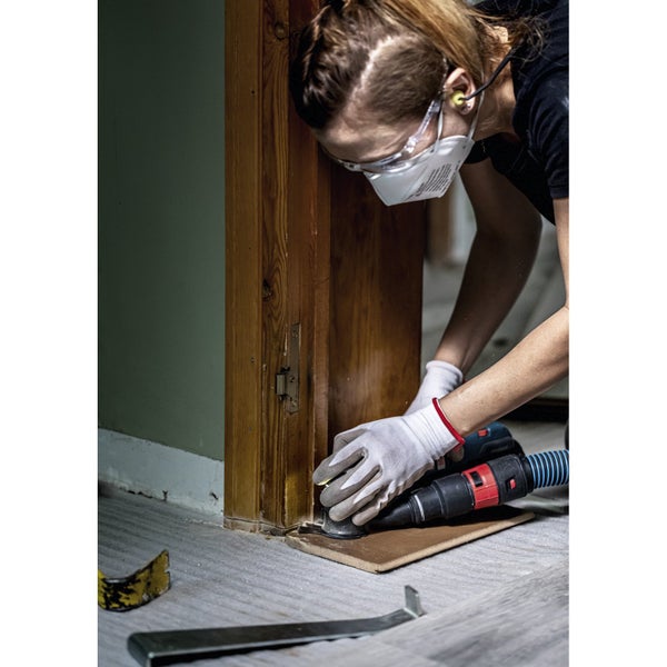 Akkubetriebenes Multifunktionswerkzeug im Einsatz mit Staubsaugerdüse an einer Türzarge, Bosch Logo.