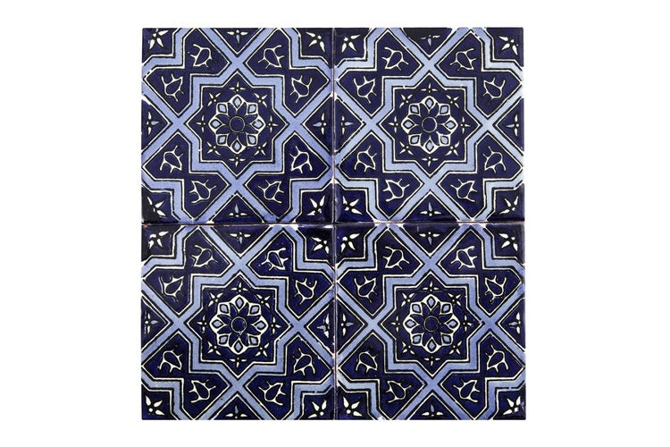 Vier dekorative Fliesen mit floralem Muster