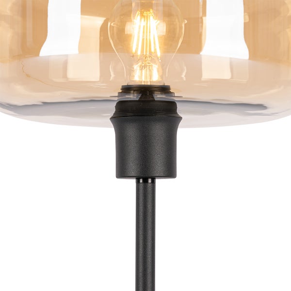 Detailansicht einer Lampe mit einem transparenten Lampenschirm und einem Leuchtmittel