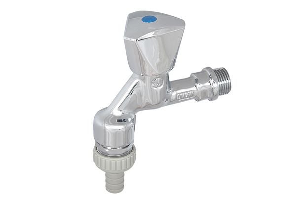 Verchromtes Auslaufventil mit Dreikantgriff und Schlauchanschluss für den Außenbereich.