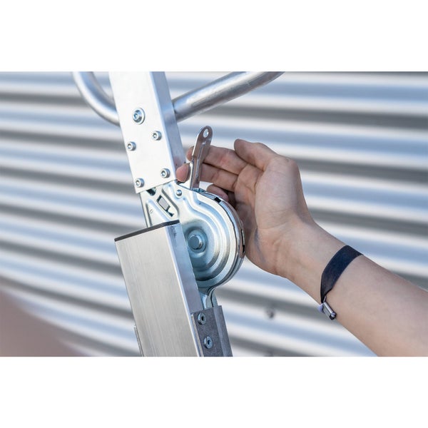 Detailansicht einer Aluminiumleiter mit Gelenk und Hand, die den Verriegelungsmechanismus bedient
