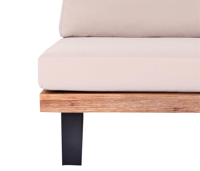 Detailansicht eines Loungesofas mit hellem Polster, Holzrahmen und schwarzem Metallfuß für den Garten.