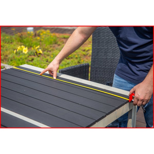 Ein rotes und schwarzes Rollbandmaß