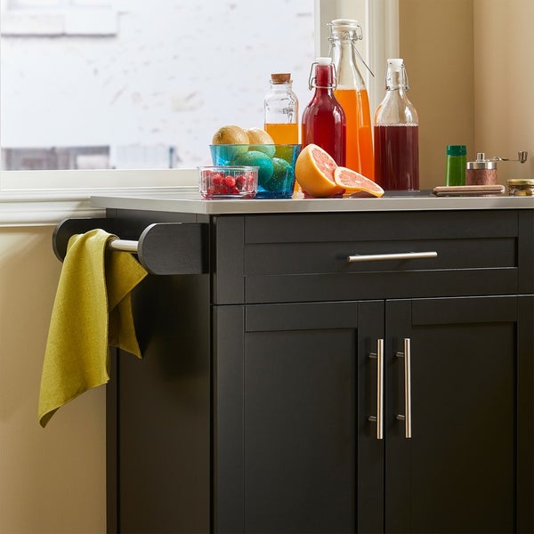 Küchenwagen mit Arbeitsplatte, Handtuchhalter, Schublade, Schrank und verschiedenen Lebensmitteln