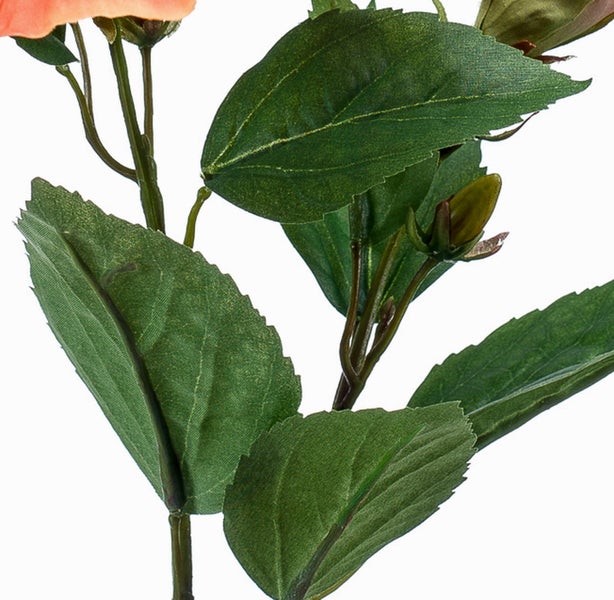 Detailaufnahme von grünen Blättern und Knospen einer künstlichen Hibiskuspflanze.