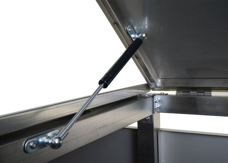 Detailansicht eines Schrankes mit geöffneter Klappe und Gasdruckfeder