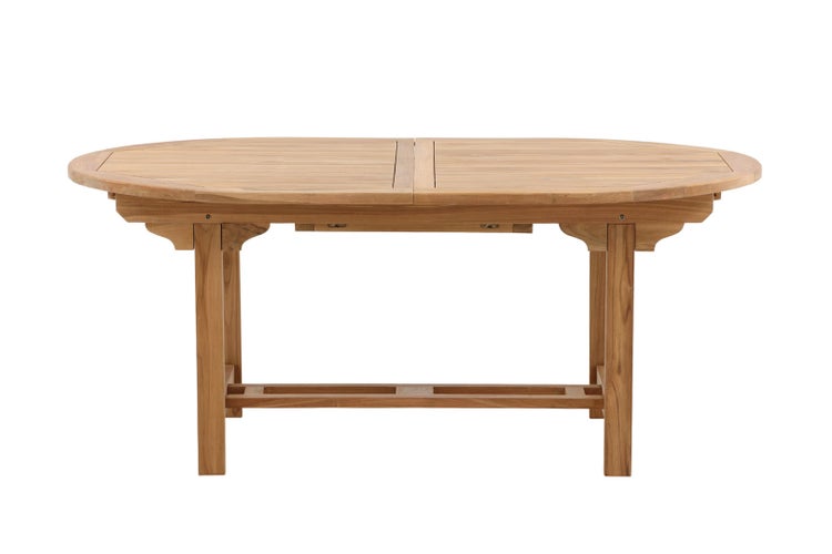 Gartenszene mit Holzesstisch, Klappstuhl und Dekoration