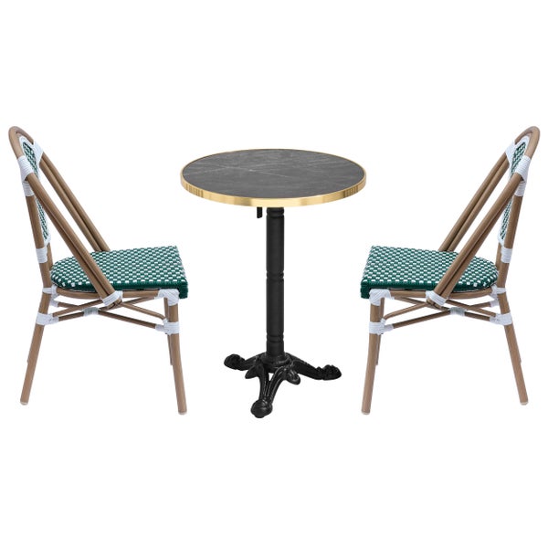 Bistro-Set bestehend aus einem runden Tisch mit dunkler Platte und Goldrand sowie zwei geflochtenen Stühlen in Grün und Weiß.