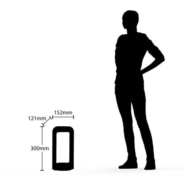 Größenvergleich einer Außenleuchte mit 300 Millimeter Höhe, 152 Millimeter Breite und 121 Millimeter Tiefe im Verhältnis zu einer Person.