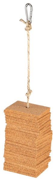 Hängendes Vogelspielzeug aus gestapelten quadratischen Korkplatten an einem Naturseil mit Metallkarabiner.