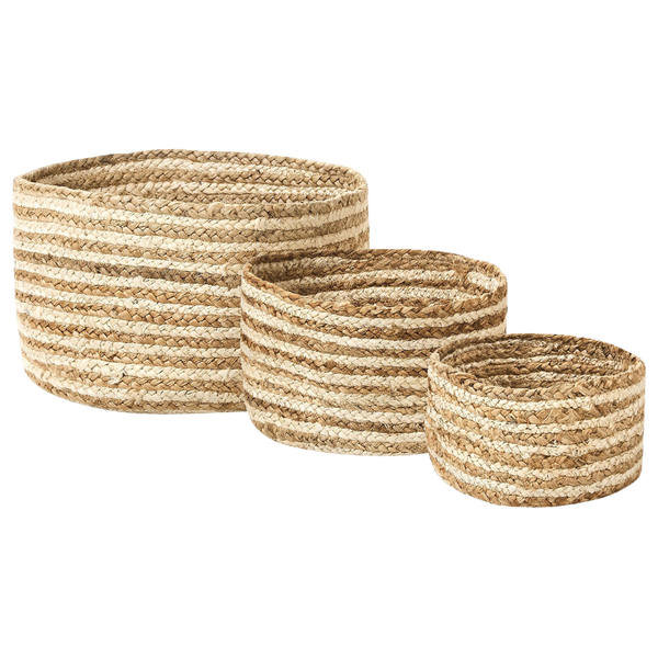Set aus drei runden Aufbewahrungskörben aus geflochtener Jute mit zweifarbigen Streifen in verschiedenen Größen.