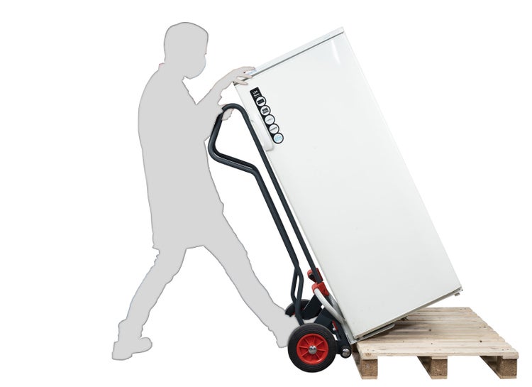 Person transportiert Kühlgerät auf einer Sackkarre