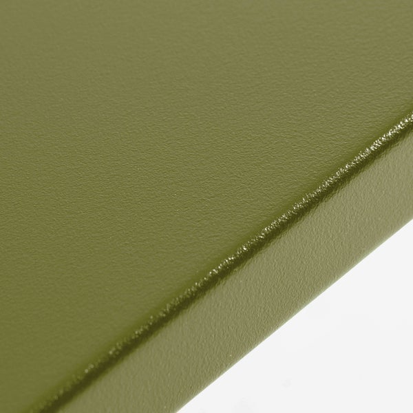 Nahaufnahme einer pulverbeschichteten Metalloberfläche mit abgerundeter Kante in Olivgrün.