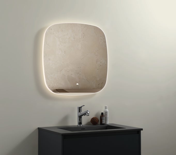 Quadratischer Wandspiegel mit abgerundeten Ecken und umlaufender LED Beleuchtung über einem Waschtisch mit Waschbecken und Armatur.