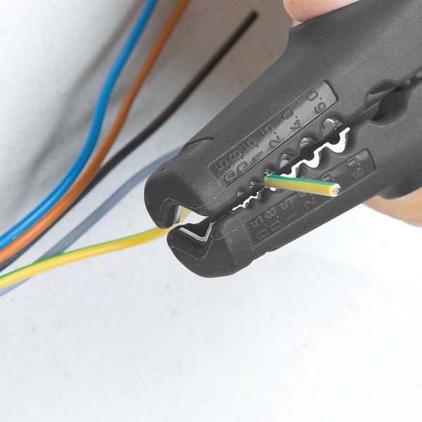 Abisolierwerkzeug beim Abmanteln einer Leitung mit Skala für verschiedene Kabelquerschnitte