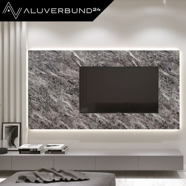 Aluverbund Wandpanel in Marmor-Optik mit TV und LED-Beleuchtung in modernem Wohnzimmer. Aluverbund24 Logo.