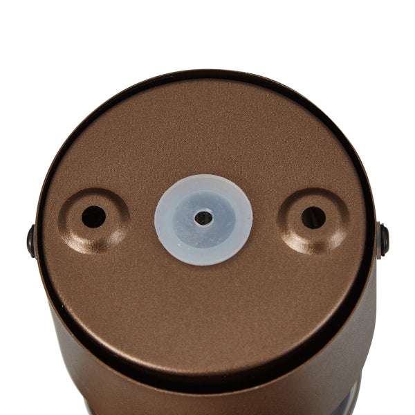 Detailaufnahme einer Gartenleuchte mit Bohrung für die Befestigung