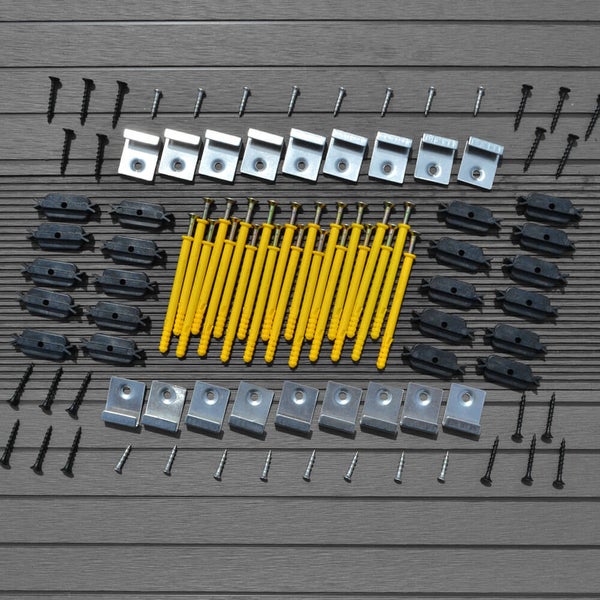 Montageset für Terrassendielen mit Schrauben, gelben Dübeln, Metallclips und schwarzen Kunststoffhaltern.