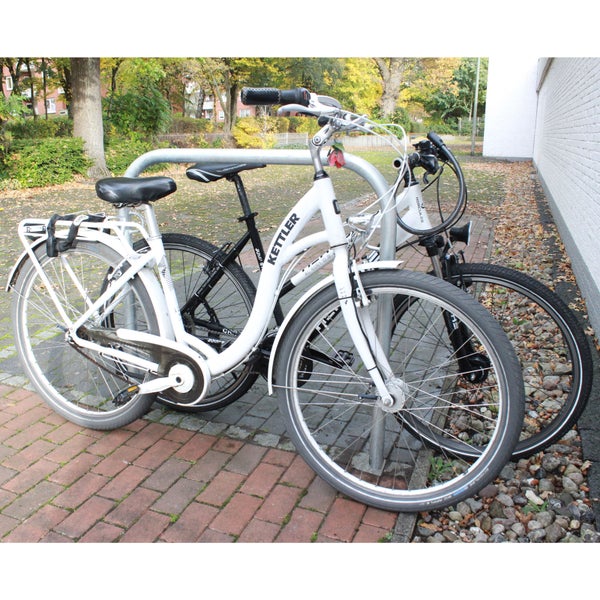 Zwei Fahrräder stehen an einem Fahrradständer