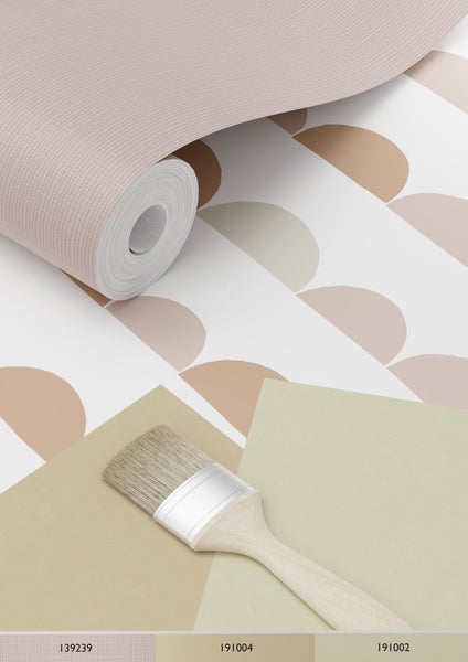 Tapetenrolle mit geometrischem Muster und Farbfeldern mit Farbnummern sowie Pinsel