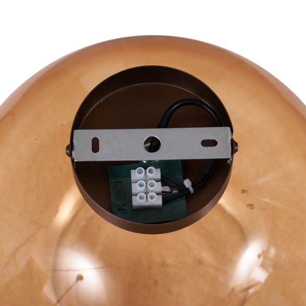 Detailansicht einer Lampe mit Anschlussklemmen