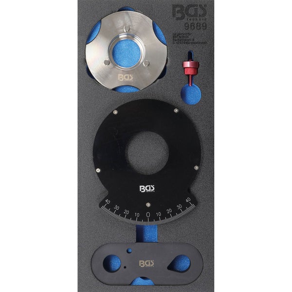 Eine Person in einer Küche steuert die Beleuchtung per Sprachbefehl über einen Smart Speaker während der Essenszubereitung.